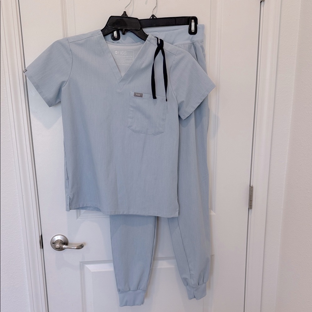 FIGS Women’s Scrub Set